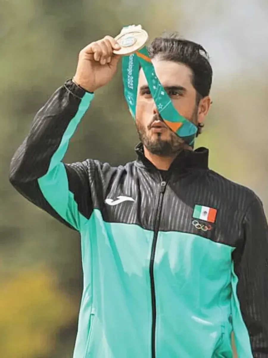 Abraham Ancer muestra la medalla de oro de Santiago 2023