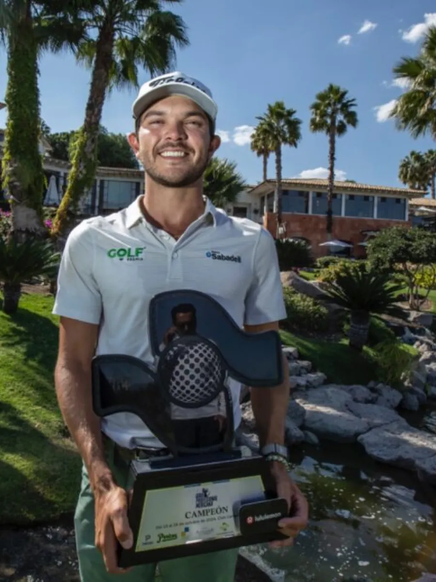 Raúl Pereda con un trofeo de golf