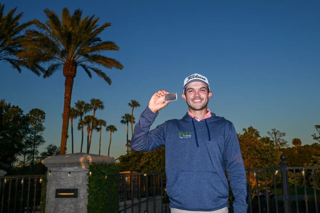 Raúl Pereda con su tarjeta del PGA TOUR para la temporada 2024